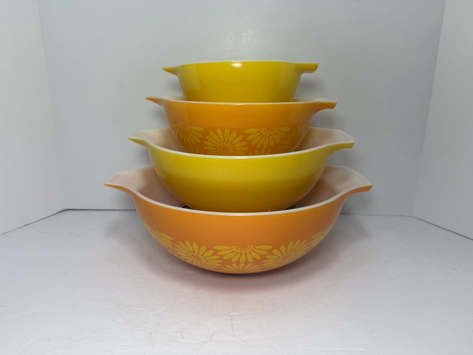 pyrex yellow daisy 443